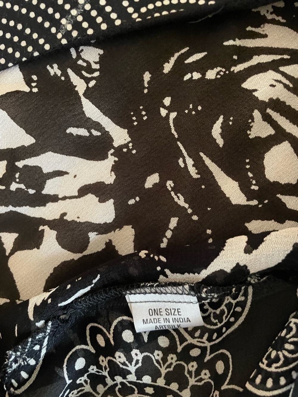 Women’s Geometric Black & White Printed 100% Silk Button Cardigan Shrug Jacket. - Picture 4 of 7